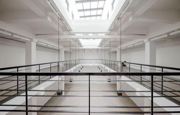 美术作品展览权的归属归谁管理