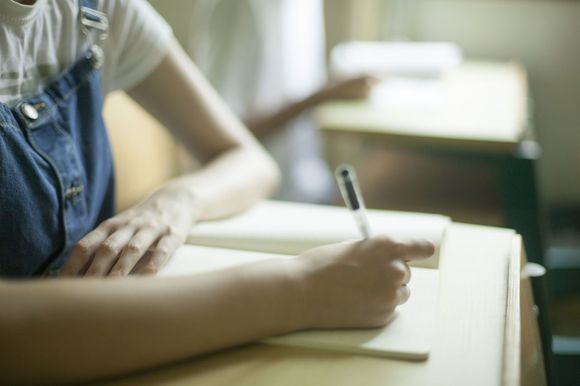 学生在校骨折赔偿标准如何确定