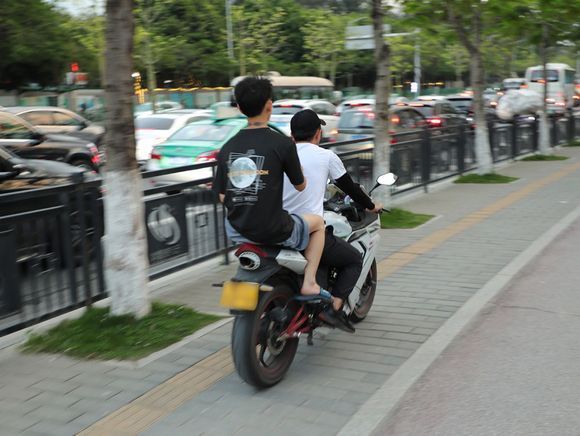 被电瓶车撞了误工费需要开具什么证明