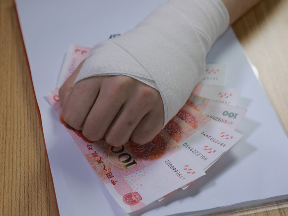 误伤赔偿多少钱呢