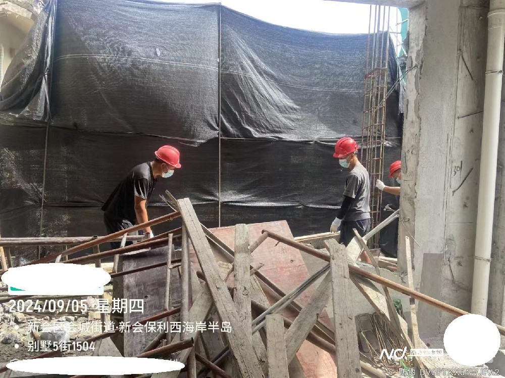 江门一小区违建追踪：73户别墅停工，有业主拆除加建厨房