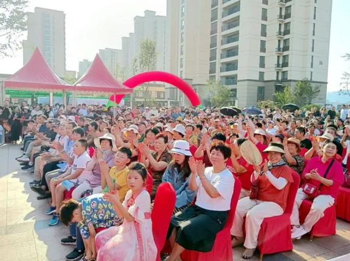 城阳区夏庄街道西宅子头社区834户居民喜迎回迁